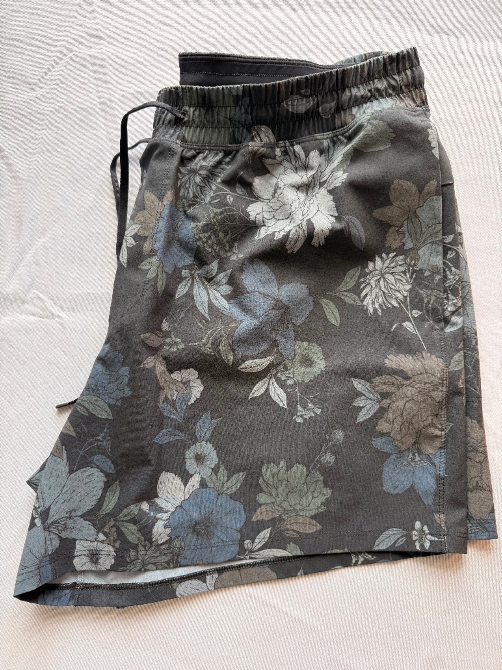 Lululemon Pool Short XL Dark Grey Floral Camo Swim Trunks 5"
